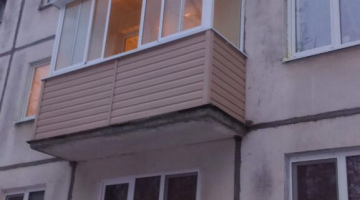 Наружняя отделка сайдингом на балконе